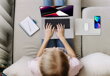 Hliníková ergonomická podložka pod myš s bezdrátovým nabíjením